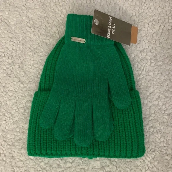 Steve Madden Green Knit Hat AND Gloves c123f9df-41d9-43f6-88bf-  main image 4